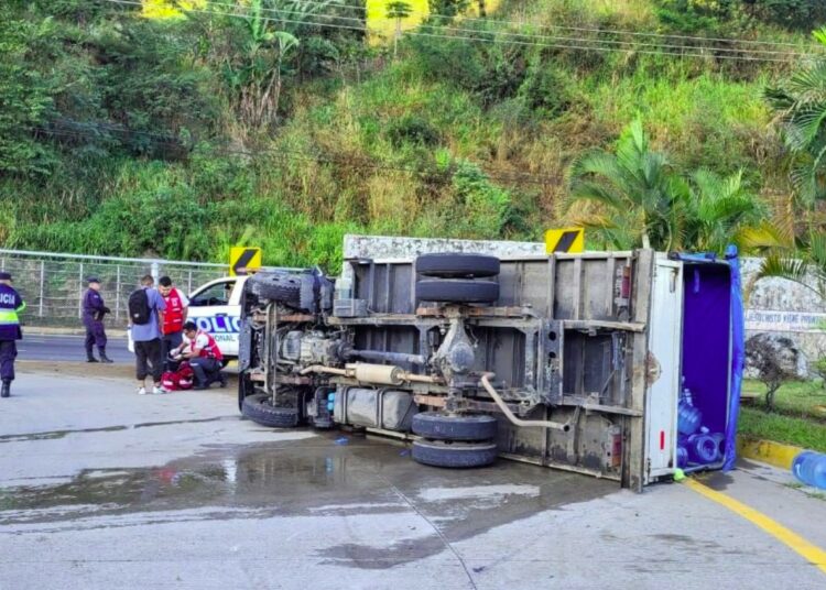 Camión de agua embotellada vuelca en redondel Solidaridad, San Marcos