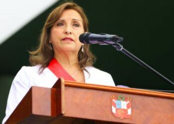 Presidenta de Perú renueva gabinete en medio de crisis política
