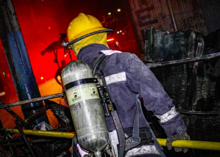 VIDEO | Incendio estructural consume un puesto de ropa en mercado Excuartel, San Salvador