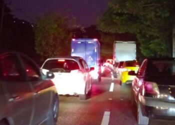 Accidente a la altura de un cementerio privado, en carretera Comalapa, ha colapsado el tráfico