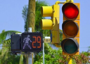 Primeros 35 semáforos inteligentes serán instalados en bulevar Los Héroes y Alameda Juan Pablo II