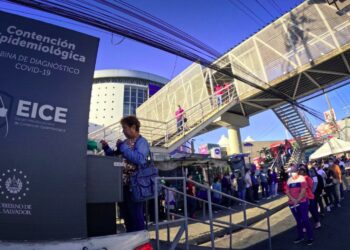 Salud desarrolla tamizaje comunitario frente a Plaza Mundo, Soyapango