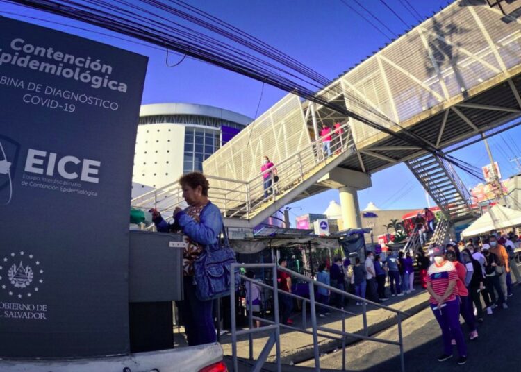 Salud desarrolla tamizaje comunitario frente a Plaza Mundo, Soyapango
