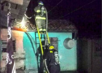Extinguen incendio que consumió el interior de una vivienda en San Miguel