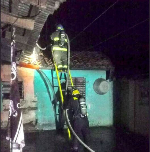 Extinguen incendio que consumió el interior de una vivienda en San Miguel