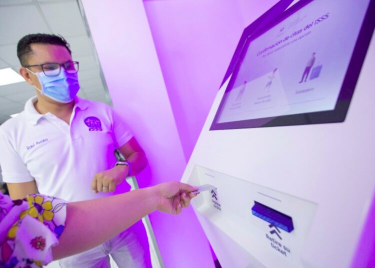 Pacientes del ISSS son beneficiados con la automatización del sistema de consultas
