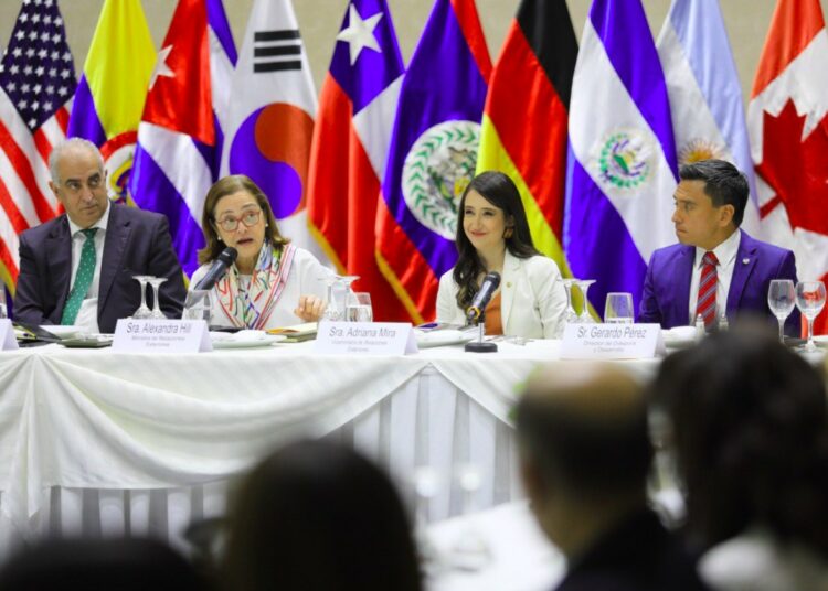 Canciller Alexandra Hill presenta proyectos 2023 a cuerpo diplomático en El Salvador