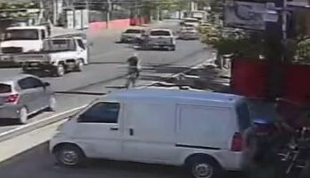 VIDEO | Conductor de pickup es grabado tras sacar del carril y lesionar de gravedad a un motociclista en San Miguel