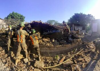Demuelen casas dañadas por sismos en Ahuachapán para construir nuevas edificaciones