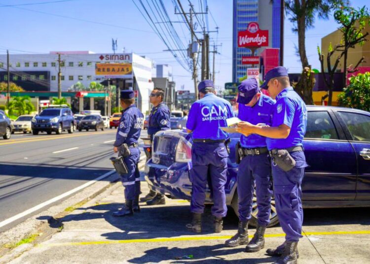 Operativo del CAM garantiza libre tránsito en aceras y calles de la colonia Escalón