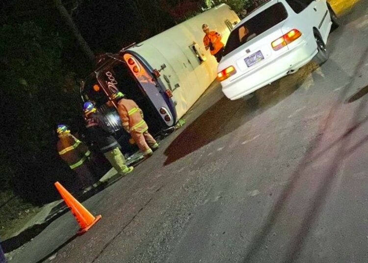 9 lesionados tras volcar autobús de la R-111 sobre carretera Panamericana esta mañana