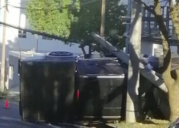 Conductor se accidenta y derriba postes del tendido eléctrico en el bulevar Orden de Malta, Santa Elena