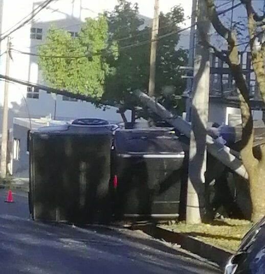Conductor se accidenta y derriba postes del tendido eléctrico en el bulevar Orden de Malta, Santa Elena