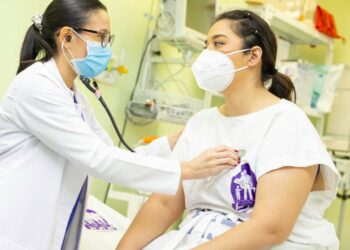 Salvadoreños en el exterior pueden inscribir en el ISSS a familiares para recibir atención en el país