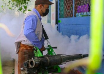 Salud fumiga centros escolares previo al inicio de clases el 06 de febrero