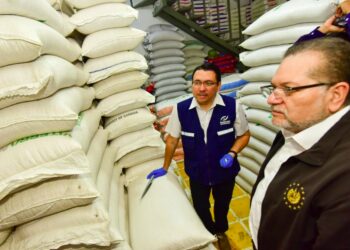 Defensoría inspecciona precios y abastecimiento en comercios de la calle Gerardo Barrios, San Salvador