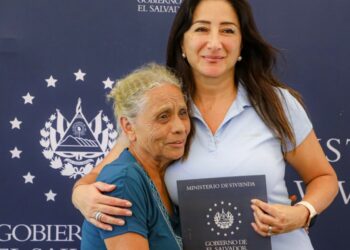 GALERÍA | 121 familias de comunidades de Ciudad Arce recibieron escrituras de propiedad