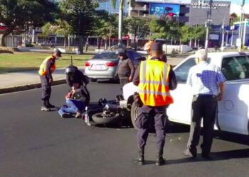 Un motociclista y su pareja resultaron lesionados tras ser embestidos por un vehículo en redondel al Salvador del Mundo
