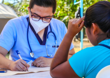 Autoridades ejecutan jornada médica para familias afectadas por sismos en Ahuachapán