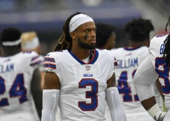 El jugador de la NFL Damar Hamlin que sigue en estado crítico tras colapsar en pleno partido, está en coma inducido y con respirador artificial