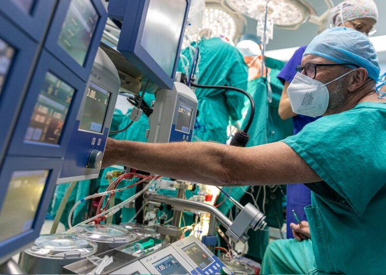 Hospital Bloom recibe donativo de máquina que fortalecerá las jornadas de cirugías del corazón