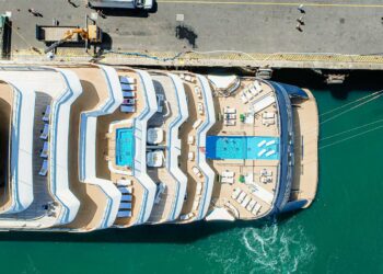 El Salvador recibe a lujoso crucero de siete estrellas