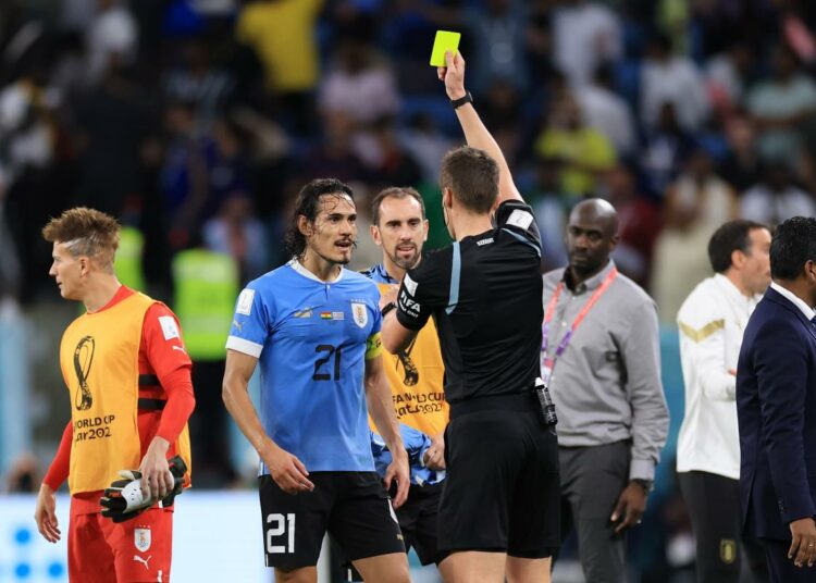 Cavani explota: “Si me sancionan por pegar al VAR, al árbitro tienen que meterlo preso”