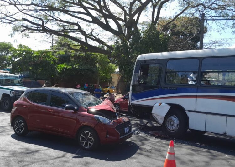Fuerte accidente de tránsito en avenida Bernal, San Salvador