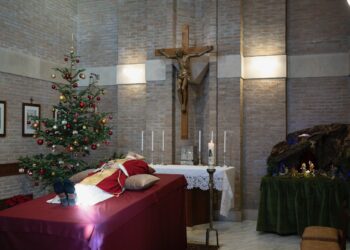 Difundieron las primeras imágenes del cuerpo de Benedicto XVI en la capilla ardiente del Vaticano