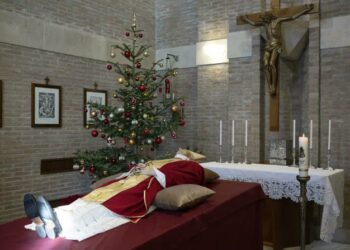 Abre la capilla ardiente de Benedicto XVI en la basílica de San Pedro