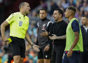 El español Mateu Lahoz protagonizó otro escandaloso arbitraje en el derby entre Barcelona y Espanyol: sacó 15 amarillas y 2 rojas