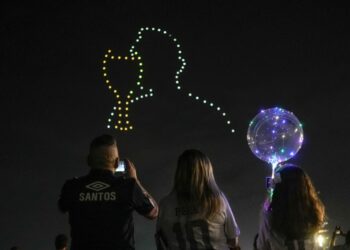 El emocionante homenaje a Pelé con drones durante los festejos del año nuevo en una playa de Santos