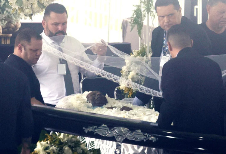 El cuerpo de Pelé fue embalsamado para que el funeral se desarrolle con el féretro abierto
