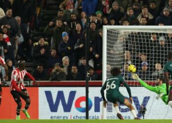 Liverpool paga con una derrota en Brentford sus errores defensivos