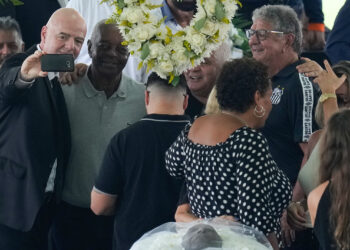 Presidente de la FIFA hace un selfi junto al cuerpo de Pelé en su funeral y le llueven las críticas