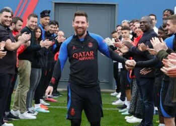 Messi, aplaudido y condecorado en el entrenamiento del PSG