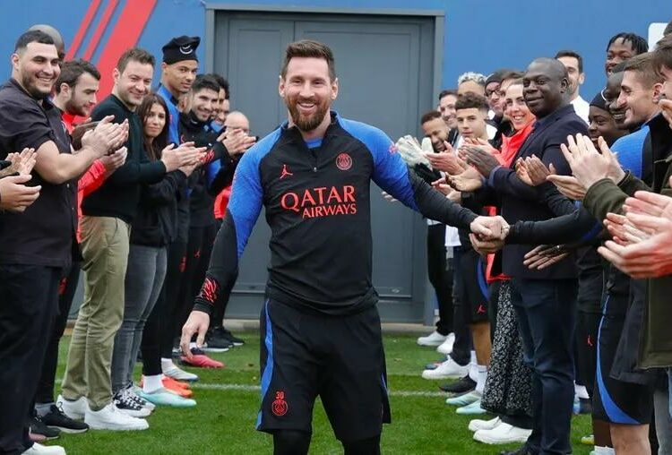 Messi, aplaudido y condecorado en el entrenamiento del PSG
