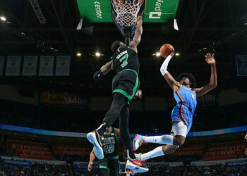 Thunder aplasta 150 a 117 a los Celtics y establece récord de puntos