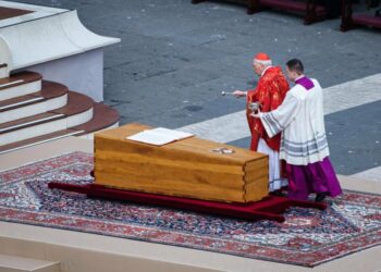 Papa Francisco preside el solemne funeral de Benedicto XVI