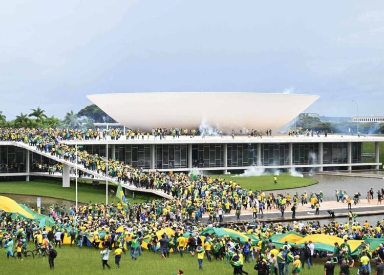 (VIDEOS) Bolsonaristas invadieron áreas del Palacio presidencial, el Congreso y la Corte Suprema de Brasil