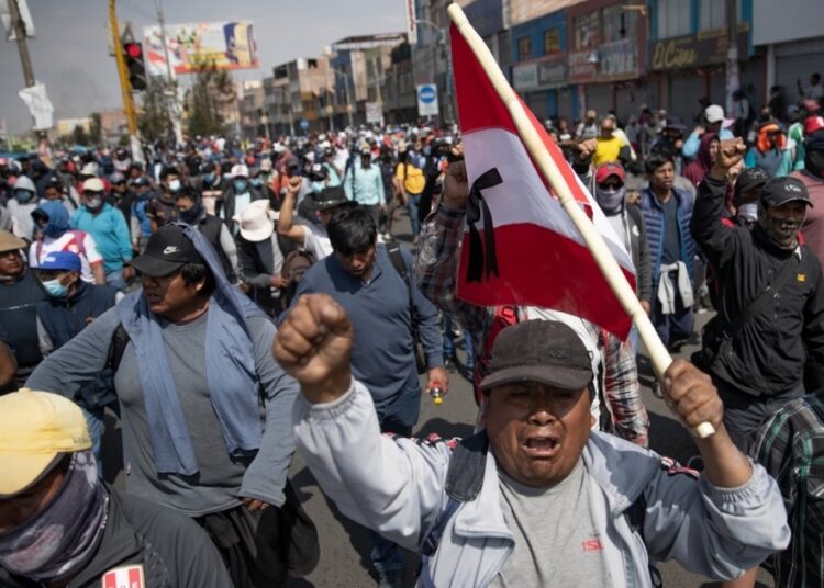 (VIDEOS) Al menos un muerto y 34 heridos en una nueva jornada de protestas en Perú