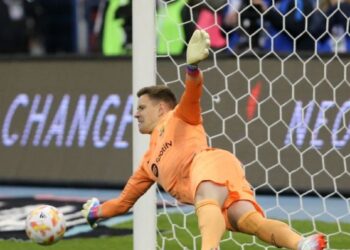 Los dos penales que atajó Ter Stegen para salvar al Barcelona ante el Betis y clasificarlo a la final de la Supercopa de España