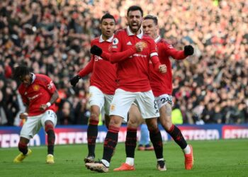 Manchester United logra 3 puntos al vencer de local a Manchester City 2-1