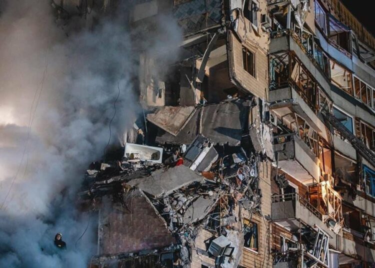 Aumentan a 21 los muertos tras ataque ruso contra edificio en Dnipro