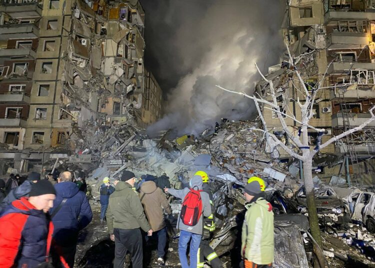 Rescatistas buscan a 40 desaparecidos bajo los escombros del edificio de viviendas bombardeado por Rusia en Dnipro