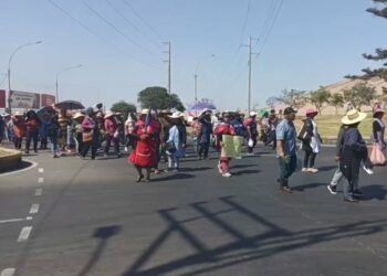 Perú con «tránsito interrumpido» en 10 regiones por las protestas