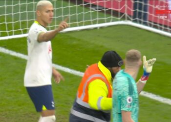 Escandaloso final en el clásico Tottenham-Arsenal