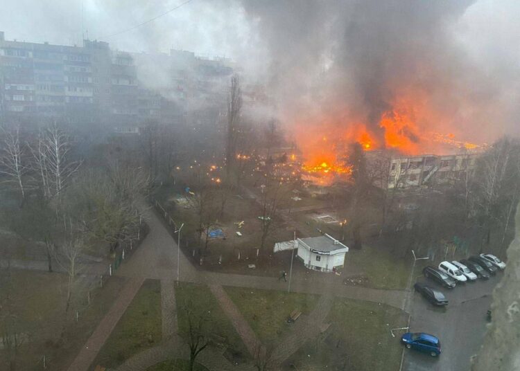 (VIDEOS) Ministro del Interior de Ucrania, secretario de Estado y otras 16 personas mueren al estrellarse su helicóptero en Kiev