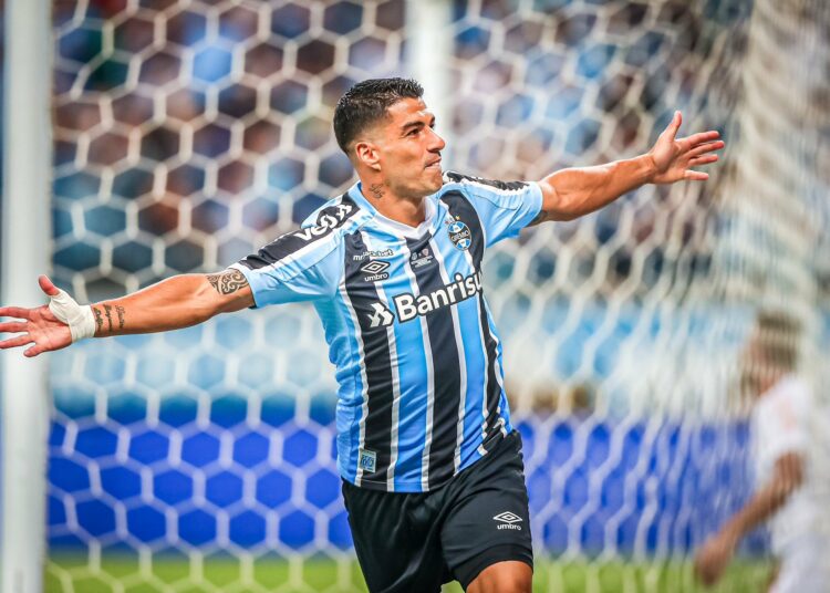 El espectacular debut de Luis Suárez en el Gremio: marcó tres goles en 37 minutos y se fue ovacionado