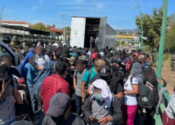 Rescatan en México a 269 migrantes que viajaban hacinados en un camión